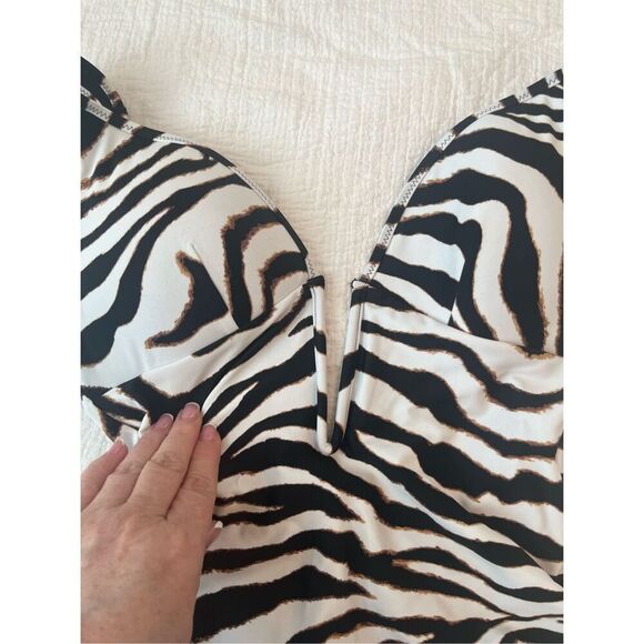 Bar III Women’s Wild Child Animal Printed V-Neck One-Piece Swimsuit NEW - Picture 5 of 8